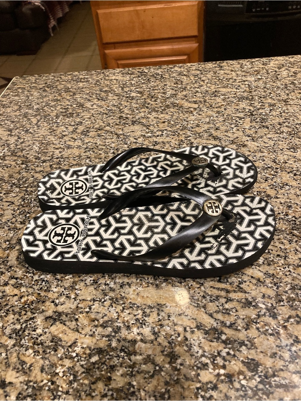 Tory Burch Gemini Link Black & White Flip Flop Sandals Size 9 MSRP $70